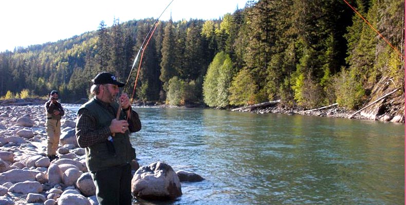 Harald fight a Steelhead on the Copper with a fly rod