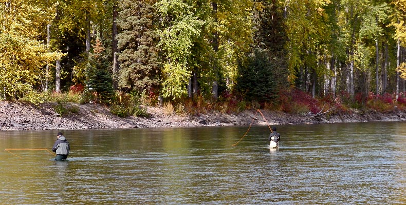 Freunde Fliegenfischen gemeinsam am Bulkley River