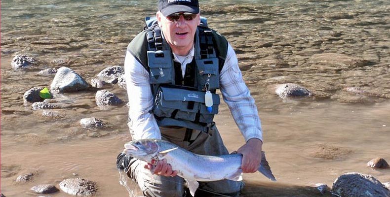 Wolfgang Fabisch mit schöner Steelhead gefangen am Copper River