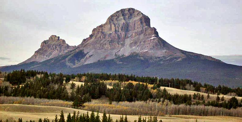 We drive to Calgary and pass here the Crowsnest canyon