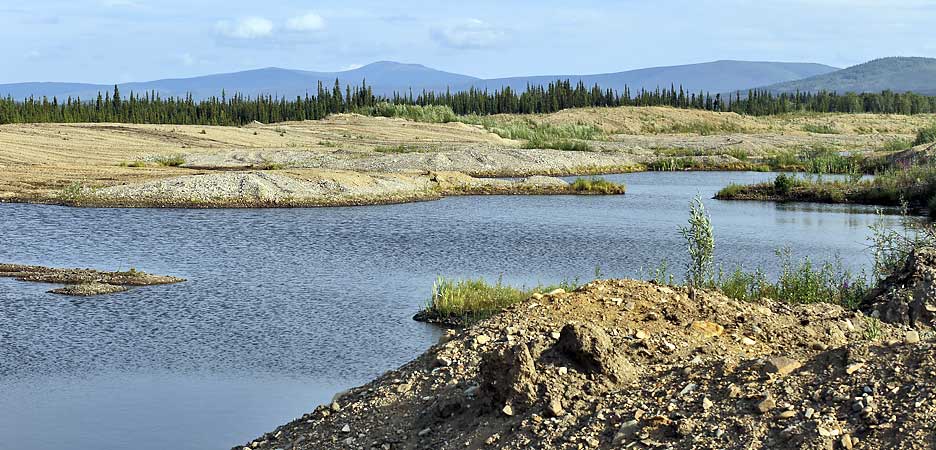 Beim Goldwaschen im Yukon werden risiege Mengen Kies gewaschen
