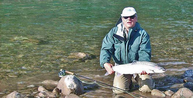 Hier eine schöne Steelhead beim Fliegenfischen