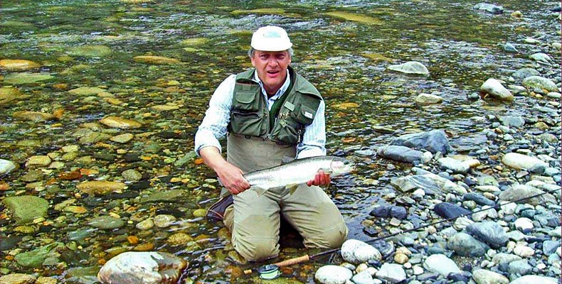 Wolfgang Fabisch hat eine Steelhead am Heber gelandet